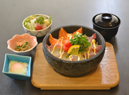 秘伝タレ海鮮丼735円